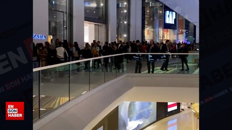 İndirim çılgınlığı: Geceden gelip metrelerce kuyruk oluşturdular