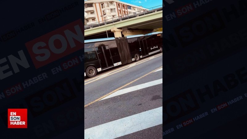 İstanbul'da metrobüs arızalanınca vatandaşlar yeni araç bekledi