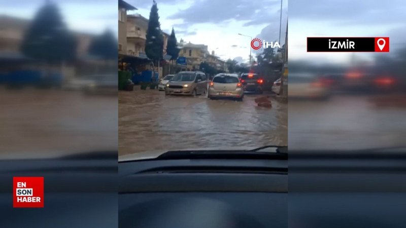 İzmir'de yağmur caddeleri göle çevirdi