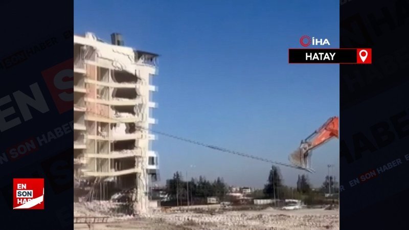 Hatay'da halatla çekilen 8 katlı bina yerle bir oldu