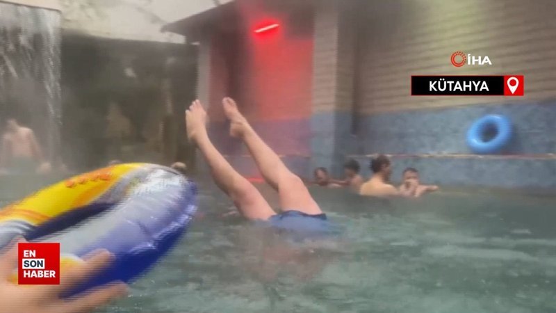 Kaplıcalarda kar yağışına rağmen açık havuzu tercih ettiler