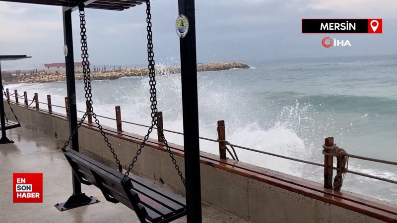 Akdeniz'de fırtına dev dalgalara neden oldu