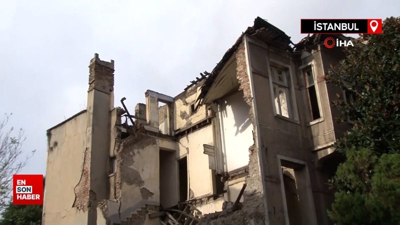 Fatih'te metruk bina kısmen çöktü, park halindeki araçlar hasar gördü