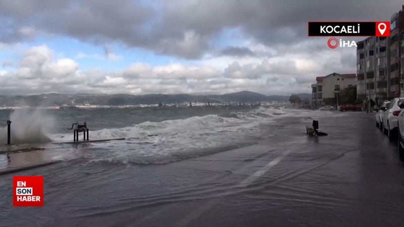 İzmit Körfez'inde etkili olan fırtına yol ile deniz birleştirdi