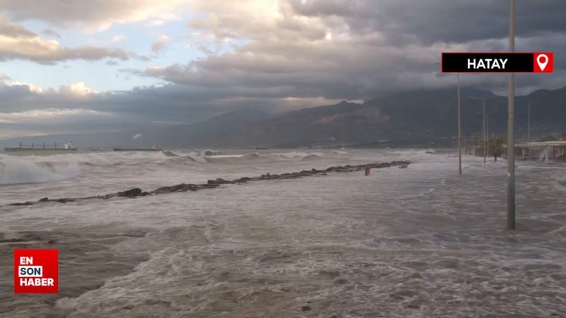 Hatay'da İskenderun Körfezi'nde denizle kara birleşti