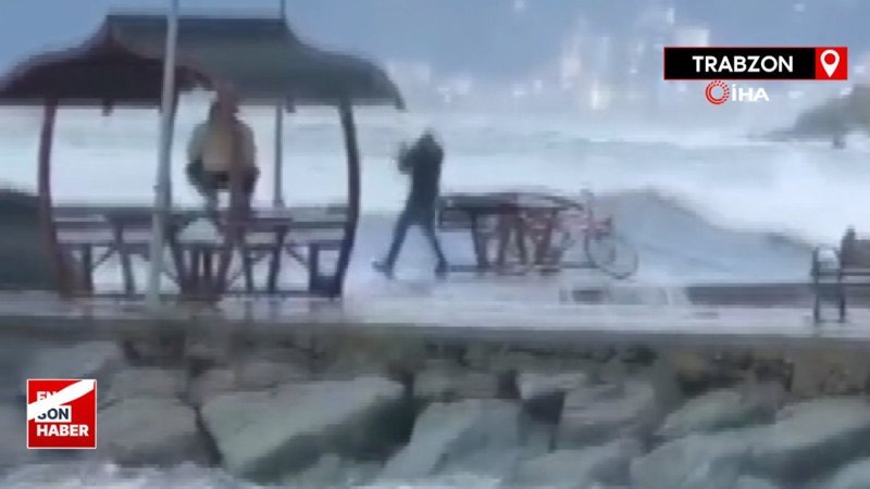Trabzon'da sahildeki dev dalgaları çekmek isterken ölümden döndü