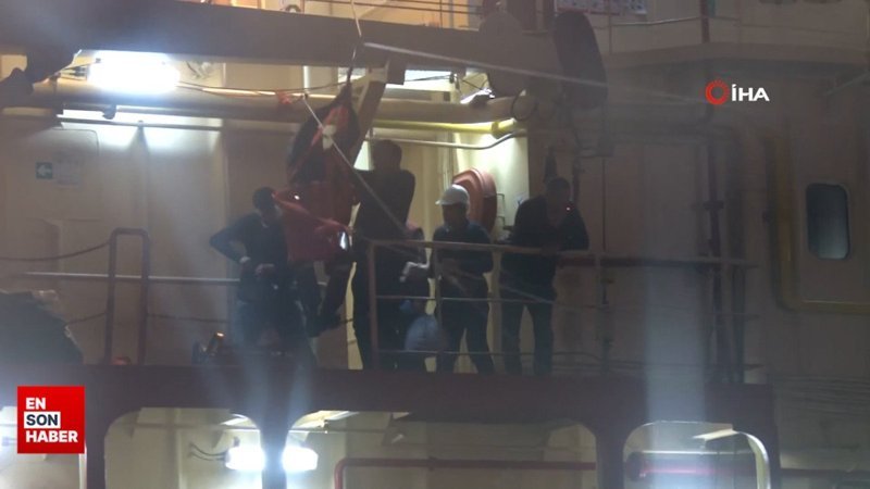 İstanbul'da karaya oturan geminin mürettebatı kurtarıldı