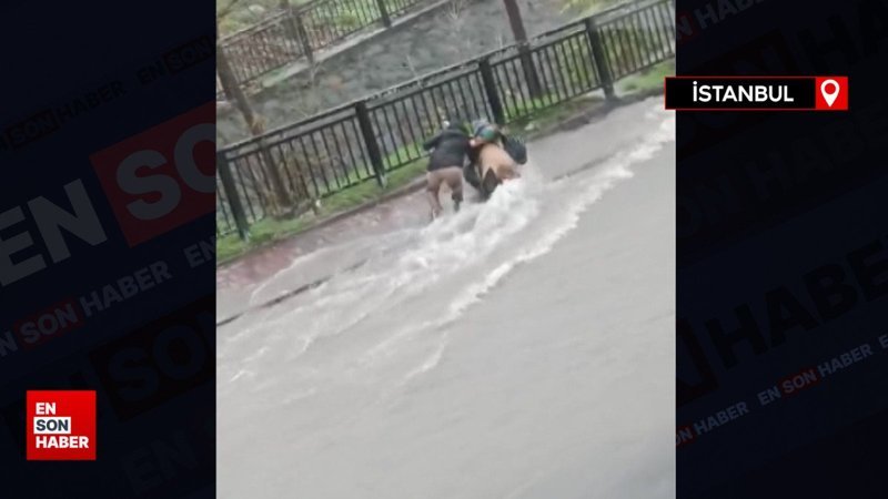 Esenyurt'ta anne ile oğlunun sele kapılmamak için mücadelesi