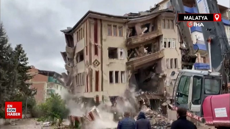 Malatya'da 4 katlı ağır hasarlı bina saniyeler içerisinde yıkıldı