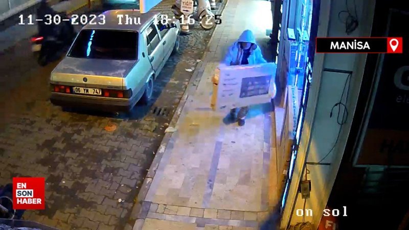 Manisa'da hırsız, mağaza önündeki televizyonu alıp götürdü