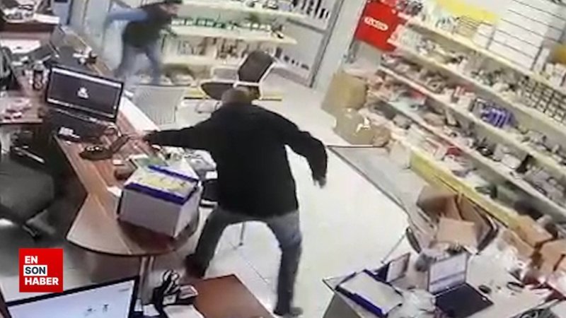 Bursa'da depremde esnafın kaçış anı kamerada