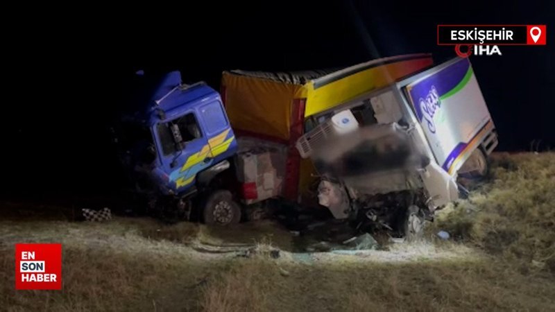Eskişehir'de tırla kamyonet kafa kafaya çarpıştı