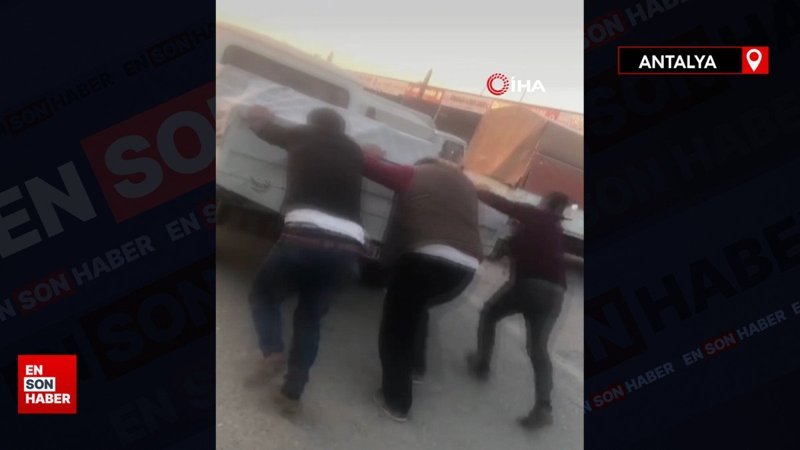 Antalya'da vatandaşların ittirdiği kamyonet kaza yaptı