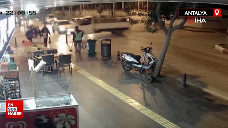 Yayalar kamyonetin altında kalmaktan saniyelerle kurtuldu