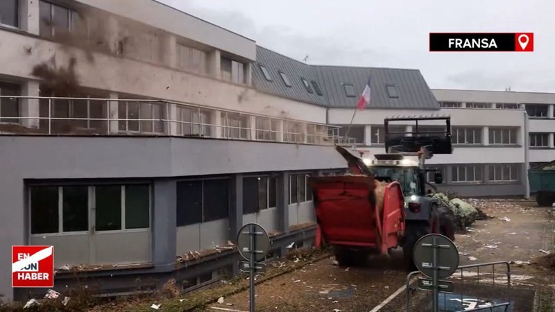 Fransa'da çiftçiler isyanda: Devlet binasına gübre püskürttüler