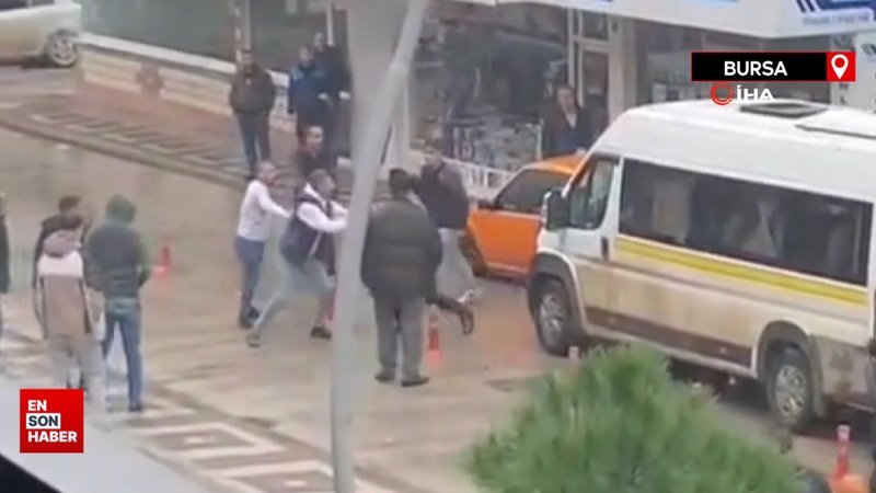 Bursa'da yol verme krizi: Tekmeler havada uçuştu