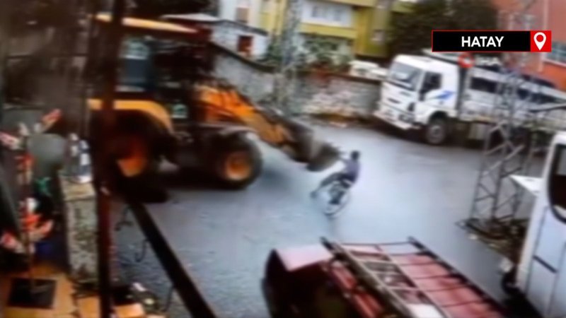 Hatay'da 9 yaşındaki çocuk, iş makinesinin altında kaldı