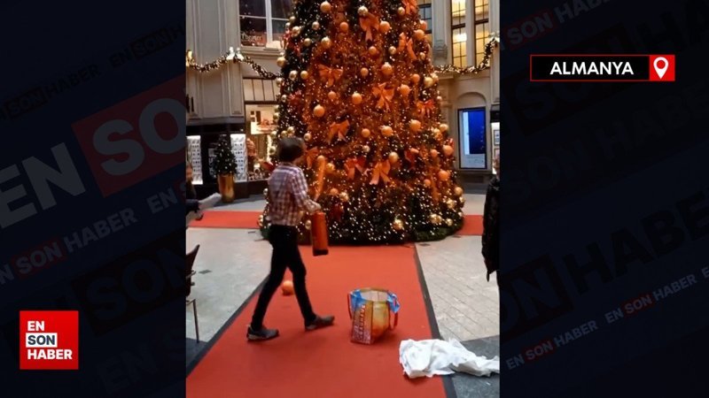 Almanya'da iklim aktivistleri, Noel ağacını hedef aldı