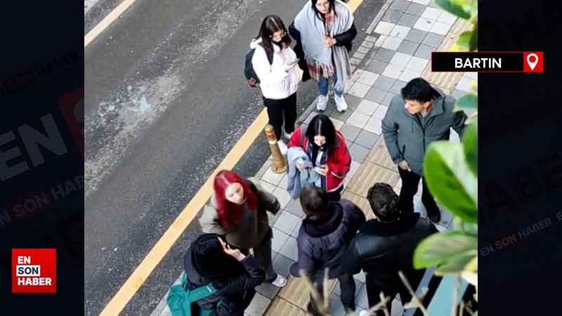 Bartın'da liseli kızlar cadde ortasında birbirlerine girdi