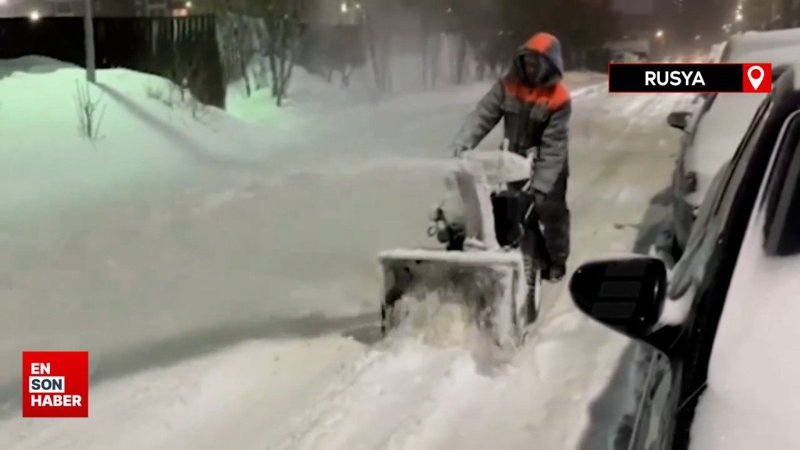 Kar fırtınası, Moskova'yı beyaz örtüyle kapladı