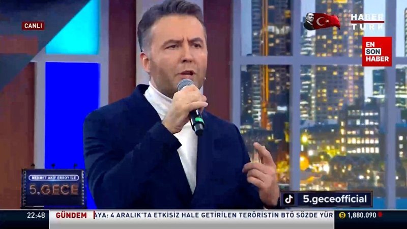 Mehmet Akif Ersoy'dan Islak ıslak performansı: Dinleyen hayran kaldı