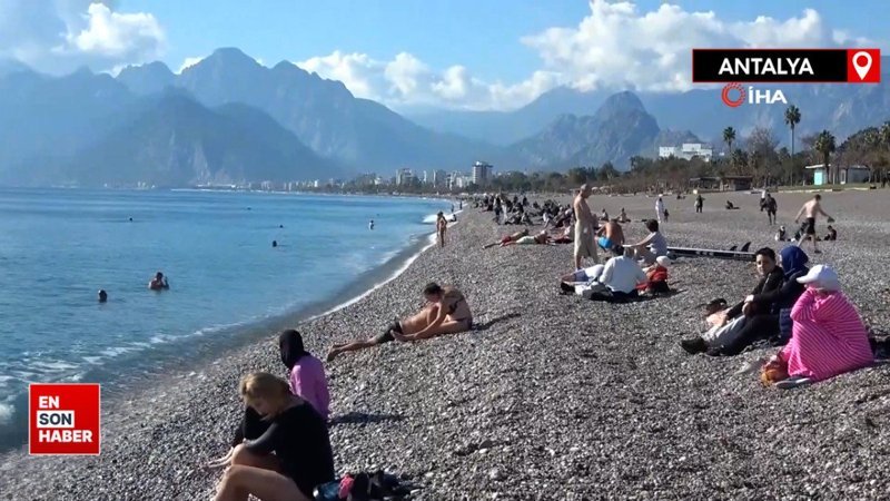 Antalya'da aralık ayında deniz keyfi: Güneşi görenler sahile koştu