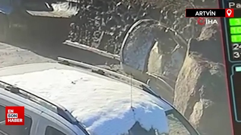 Artvin’de yamaçtan kopan kayalar araç üstüne düştü