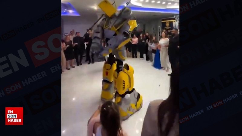 Transformers'ın meşhur karakteri Bumblebee halay başı oldu