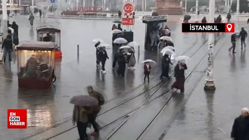 Taksim’de etkili olan sağanak yağış vatandaşlara zor anlar yaşattı