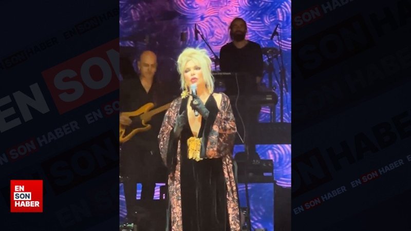 Ajda Pekkan konser öncesi şehitlerimizi sahne de andı