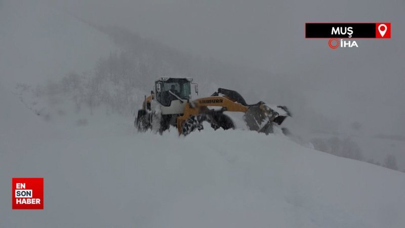 Muş’ta ulaşıma kapanan köy yollarının açılması için çalışmalar sürüyor