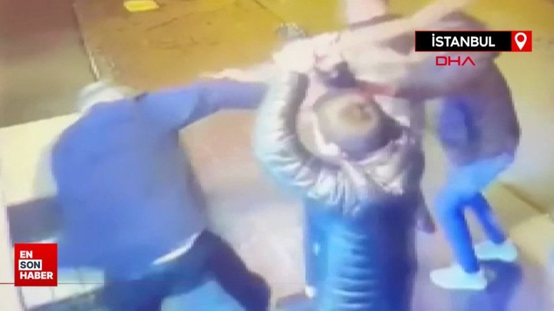 Beyoğlu’nda yüksek hesap çetesinin müşterileri sopayla darbettiği anlar