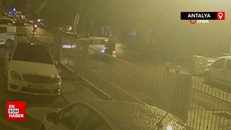 Antalya'da dur levhasına uymayan sürücülerin kazaları kamerada