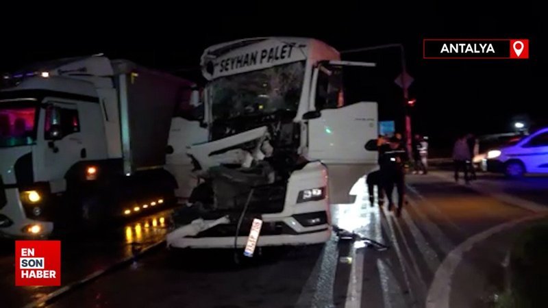 Antalya'da kırmızı ışıkta duran mandalina yüklü kamyona tır çarptı