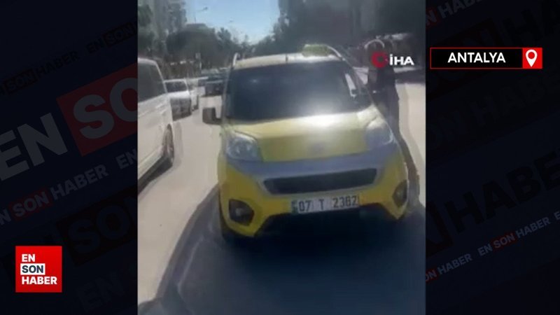Antalya'da taksiciler yolcu taşıyan aracın önünü kesti