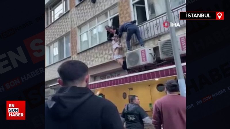 Pendik’te ellerinde kelepçelerle evin camında asılı kaldı