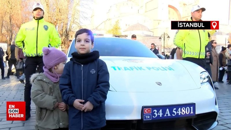 Ayasofya'daki lüks polis araçları yoğun ilgi çekti