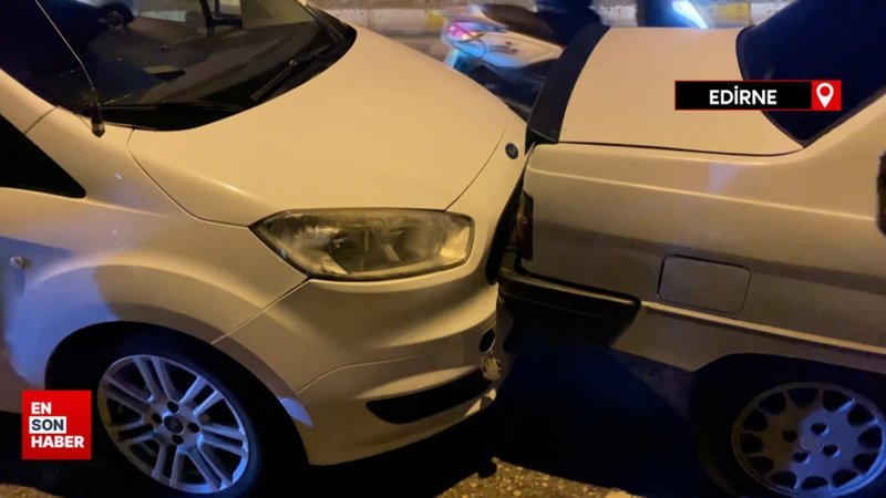 Dur ihtarına uymayan sürücü, otomobiliyle polis aracına çarptı