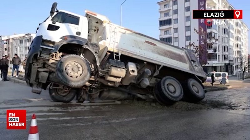 Elazığ’da ilginç kaza: Yol çöktü kamyon çukura düştü