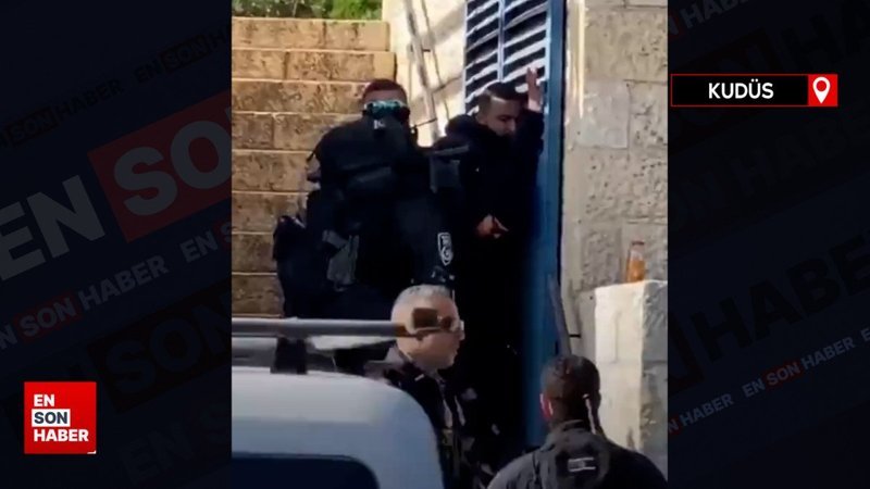 İsrail polisi namaz kılmak isteyen Filistinlileri engelliyor