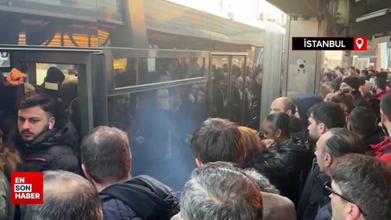 İstanbul'da tekerleklerinden dumanlar çıkan metrobüsün yolcuları tahliye edildi