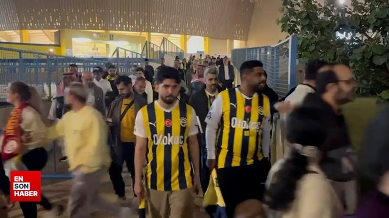 Süper Kupa maçı oynanamadı! Taraftarlar stattan ayrılıyor