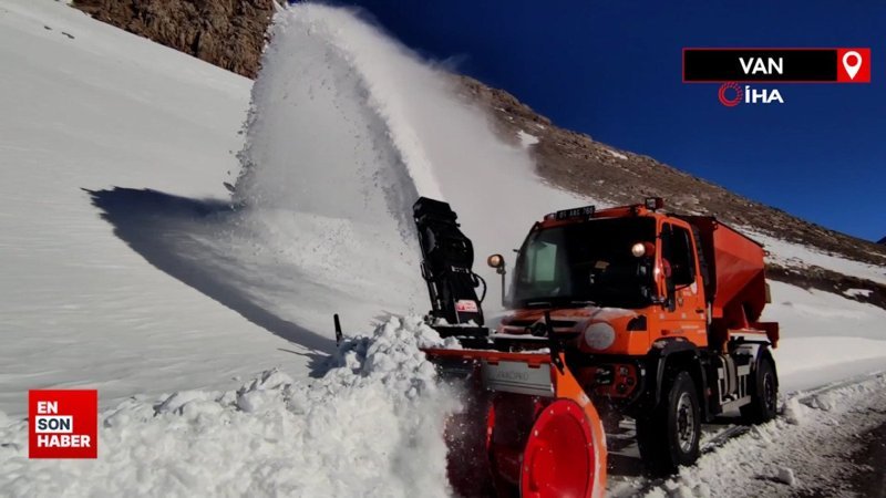 Van-Bahçesaray yolunda kar temizleme çalışmaları tamamlandı