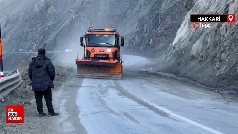 Heyalan nedeniyle kapanan Yüksekova-Van Karayolu tekrar ulaşıma açıldı