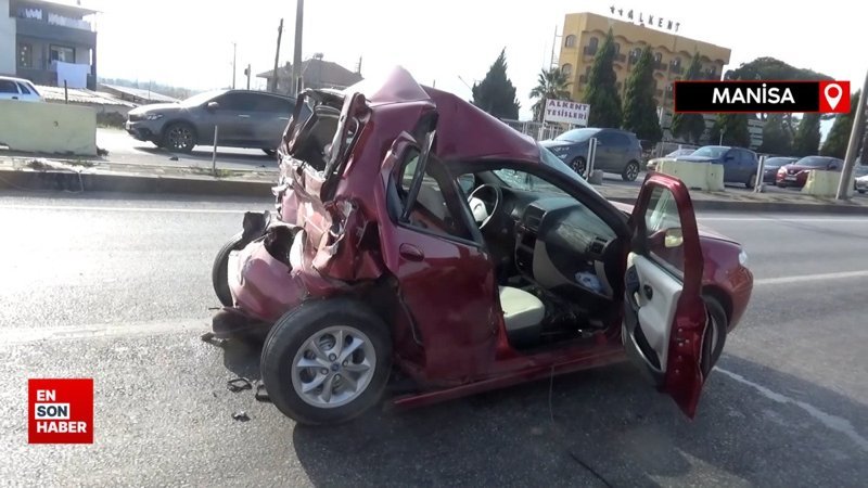 Manisa'da feci kaza otomobil hurdaya döndü