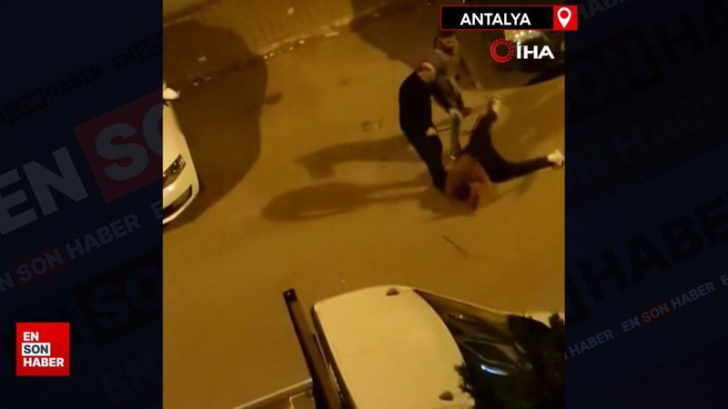 Antalya'da otomobillerine zarar veren adamı, kırdığı silecekle dövdüler