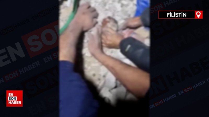 İsrail saldırısında yıkılan evinin enkazından sağ kurtarılan Gazzeli bebek