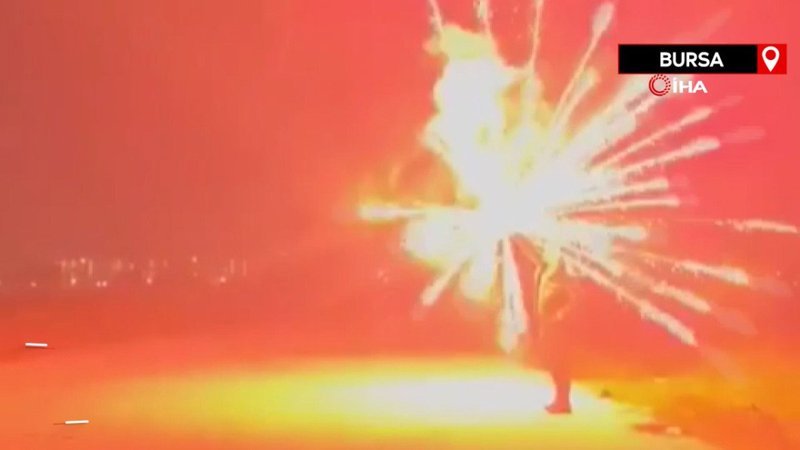 Yılbaşını kutlarken havai fişek elinde patladı