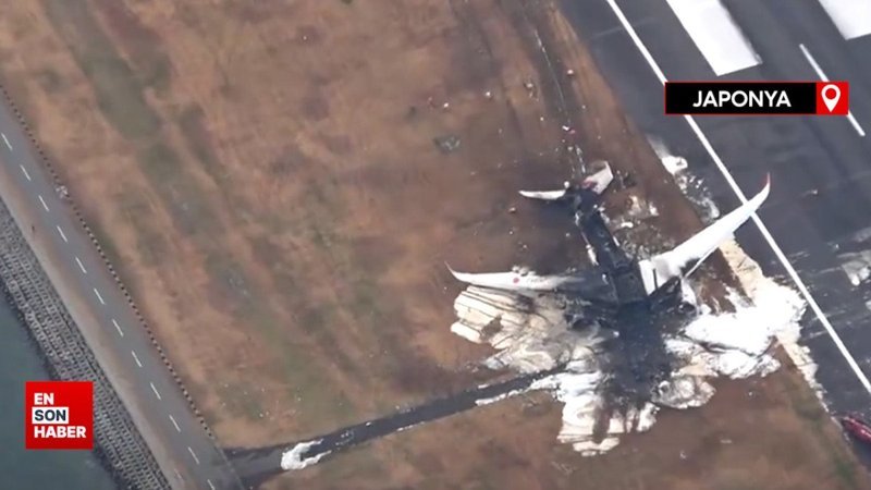 Japonya'da küle dönen yolcu uçağının enkazı