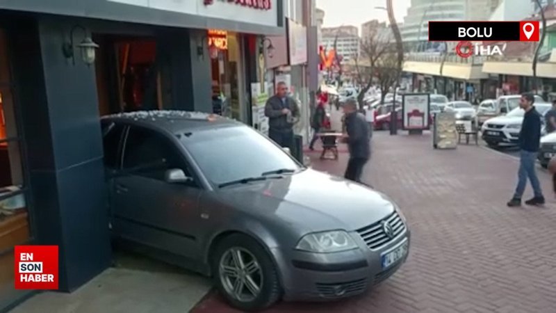 Bolu'da park halinde freni boşalan otomobil dükkana daldı